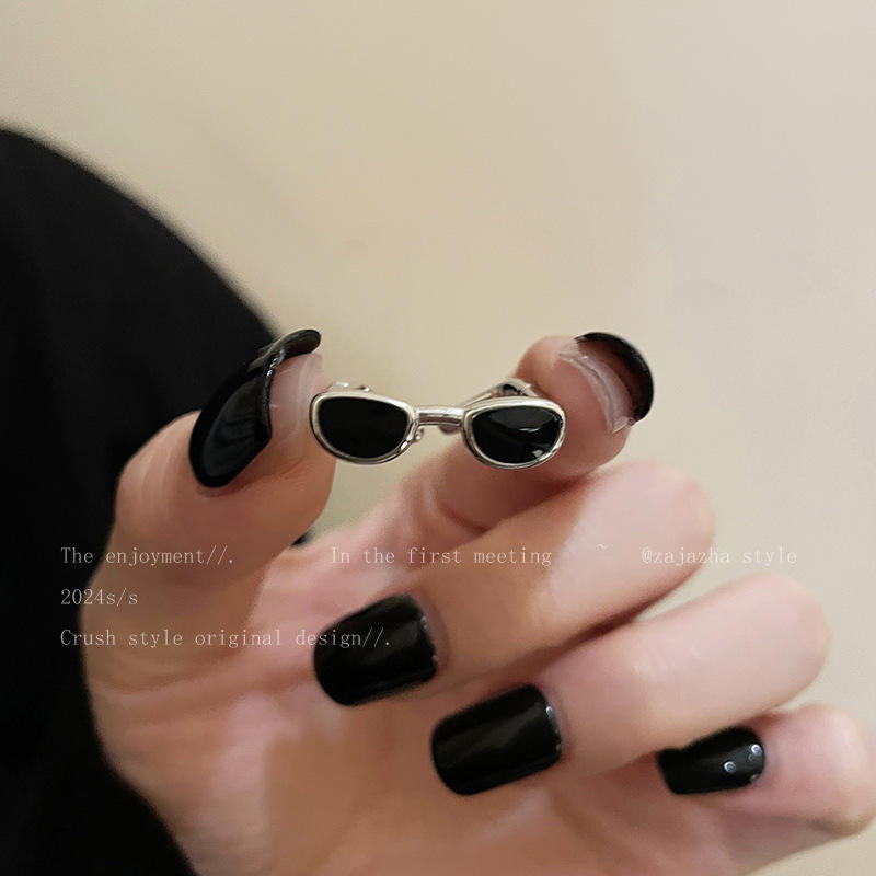 🕶️ Mini Sunglasses Aesthetic Ring