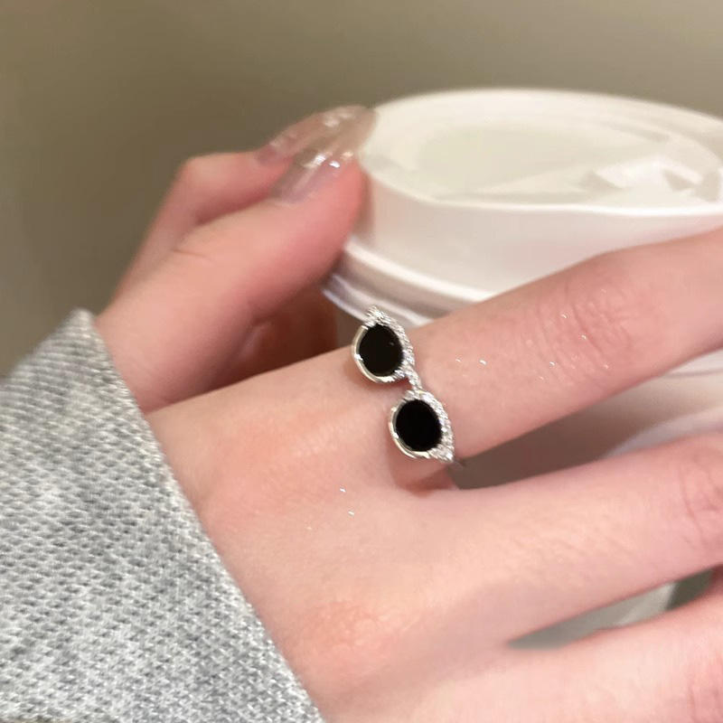 🕶️ Mini Sunglasses Aesthetic Ring