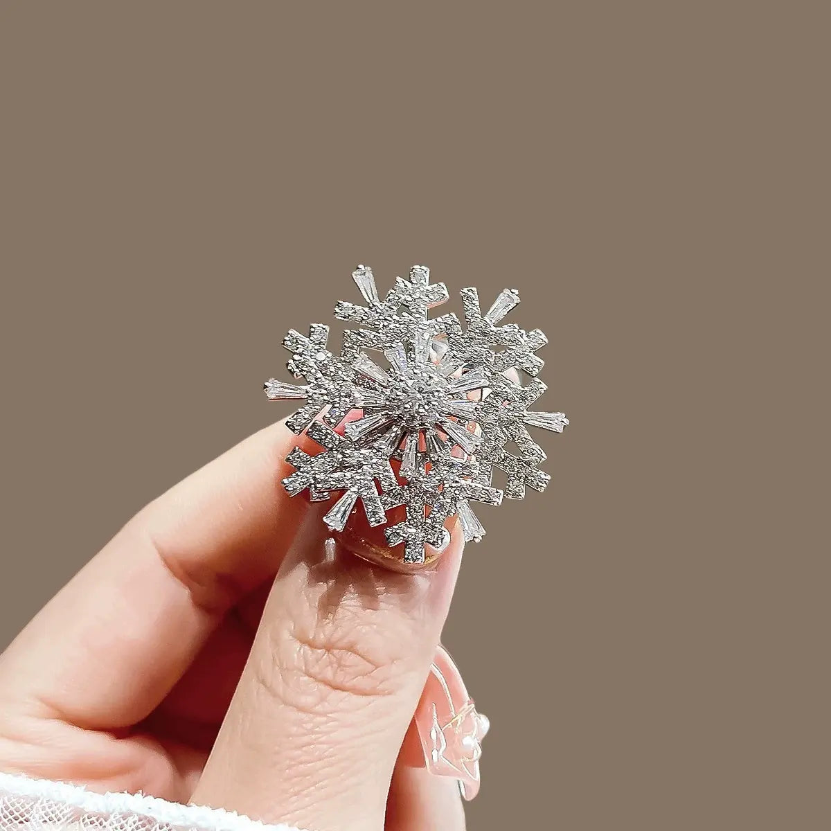 ❄️✨ Crystal Snowflake Brooch